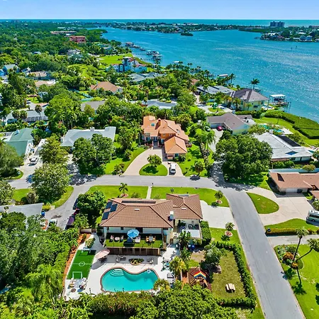 Luxury 8-Br Villa W Heated Pool & Soccer Field - 20 Guests!